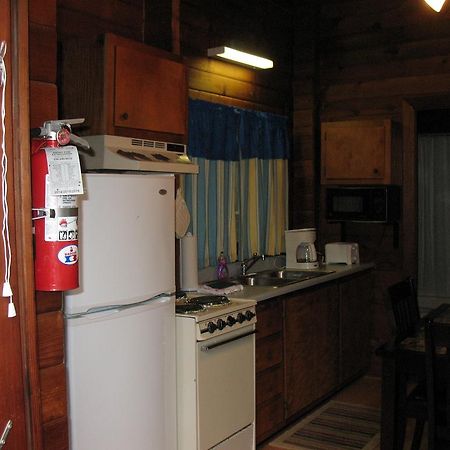 Advance Forest Lake Camping Resort Lakefront Cabin 8 מראה חיצוני תמונה