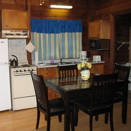 Advance Forest Lake Camping Resort Lakefront Cabin 8 מראה חיצוני תמונה