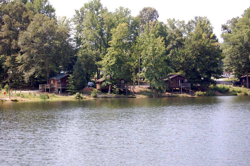Advance Forest Lake Camping Resort Lakefront Cabin 8 מראה חיצוני תמונה