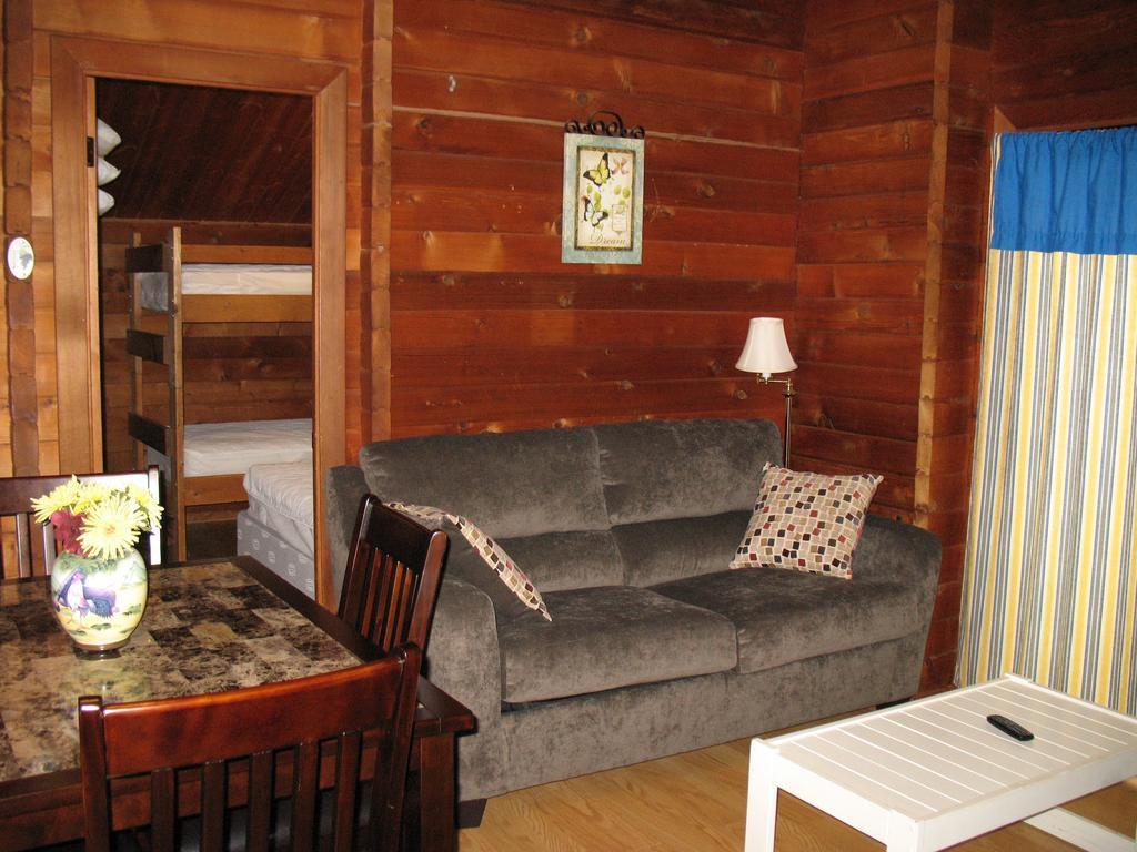 Advance Forest Lake Camping Resort Lakefront Cabin 8 מראה חיצוני תמונה